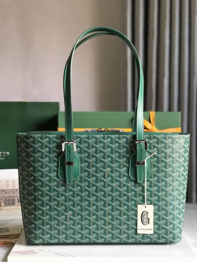 正品级 Goyard 新款中古包，立挺的版型洋溢着都市的时尚感，知性典雅简约中性，冷酷范十足。 双拉链开口，内附双隔层袋，手柄长度可随意调节，既可手提也可肩背！