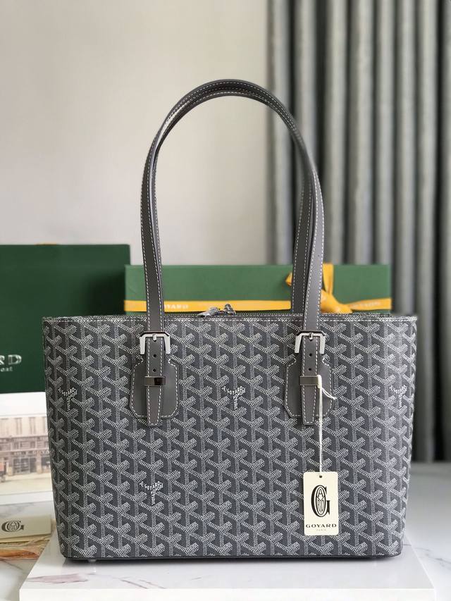 正品级 Goyard 新款中古包，立挺的版型洋溢着都市的时尚感，知性典雅简约中性，冷酷范十足。 双拉链开口，内附双隔层袋，手柄长度可随意调节，既可手提也可肩背！