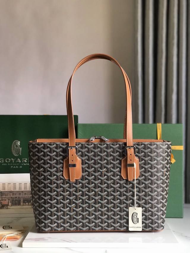 正品级 Goyard 新款中古包，立挺的版型洋溢着都市的时尚感，知性典雅简约中性，冷酷范十足。 双拉链开口，内附双隔层袋，手柄长度可随意调节，既可手提也可肩背！