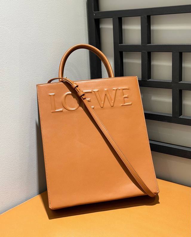 原厂皮 Lewe 牛皮革 Standard A4 Tote 手袋 棕色大号 Loewe Standard Tote 是一款实用的手袋，底部采用信封结构，可通过顶