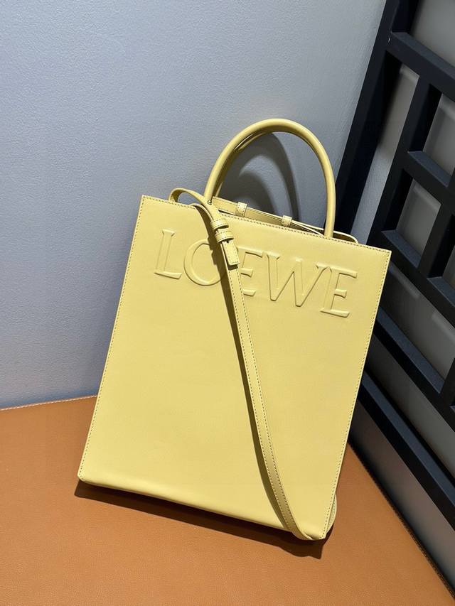 原厂皮 Lewe 牛皮革 Standard A4 Tote 手袋 沙黄色大号 Loewe Standard Tote 是一款实用的手袋，底部采用信封结构，可通过