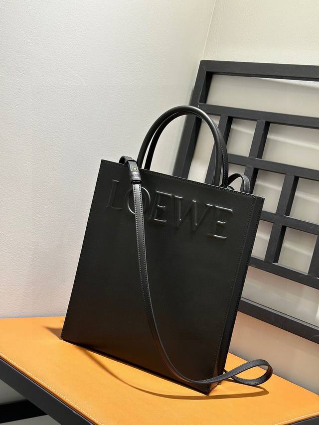 原厂皮 Lewe 牛皮革 Standard A4 Tote 手袋 黑色大号 Loewe Standard Tote 是一款实用的手袋，底部采用信封结构，可通过顶