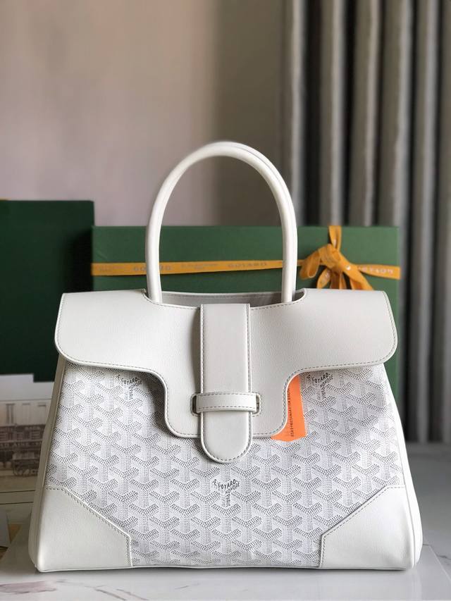 正品级 Goyard 西贡tote 这款西贡母包一出场就有bk的气场，整体更加大气优雅，同时又散发着独特且慵懒的魅力。两侧展开，内部容量很大，秉承着一贯的实用性