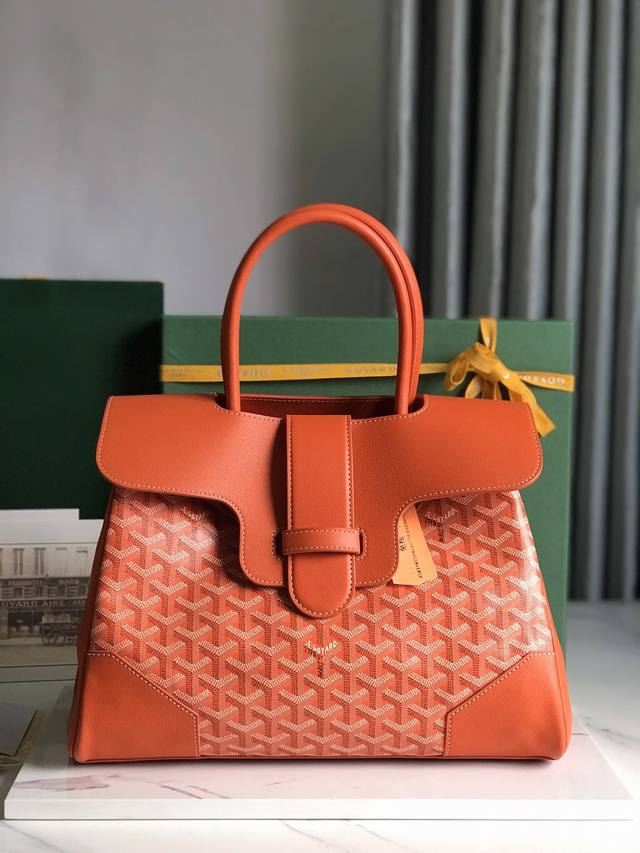 正品级 Goyard 西贡tote 这款西贡母包一出场就有bk的气场，整体更加大气优雅，同时又散发着独特且慵懒的魅力。两侧展开，内部容量很大，秉承着一贯的实用性