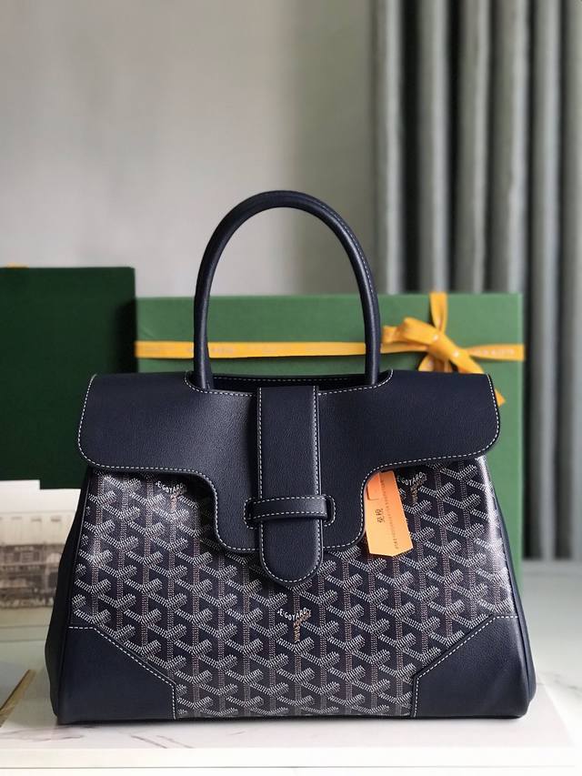 正品级 Goyard 西贡tote 这款西贡母包一出场就有bk的气场，整体更加大气优雅，同时又散发着独特且慵懒的魅力。两侧展开，内部容量很大，秉承着一贯的实用性