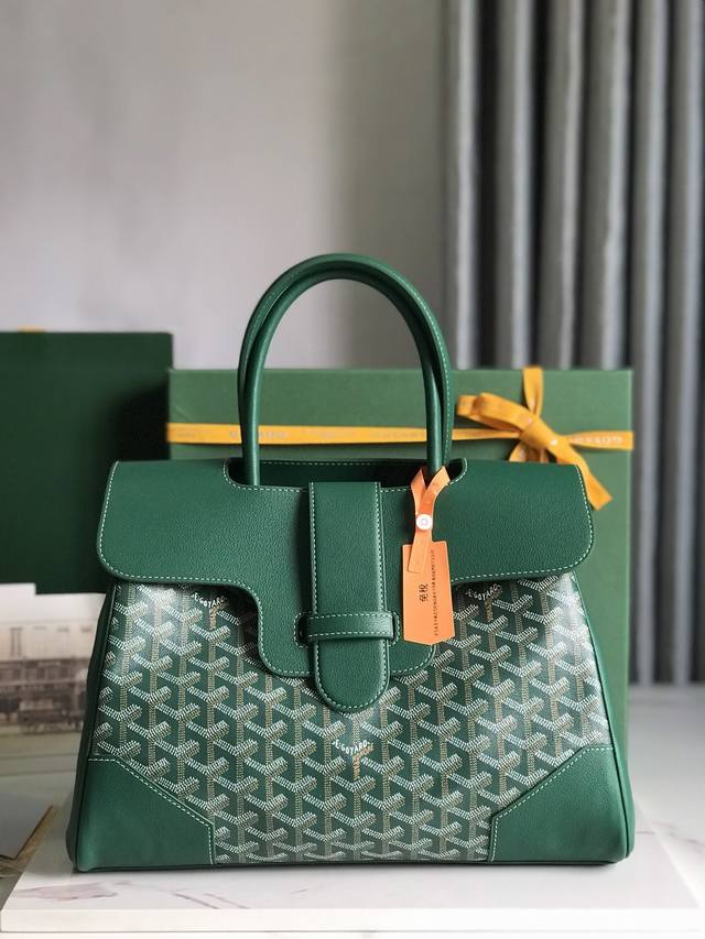 正品级 Goyard 西贡tote 这款西贡母包一出场就有bk的气场，整体更加大气优雅，同时又散发着独特且慵懒的魅力。两侧展开，内部容量很大，秉承着一贯的实用性