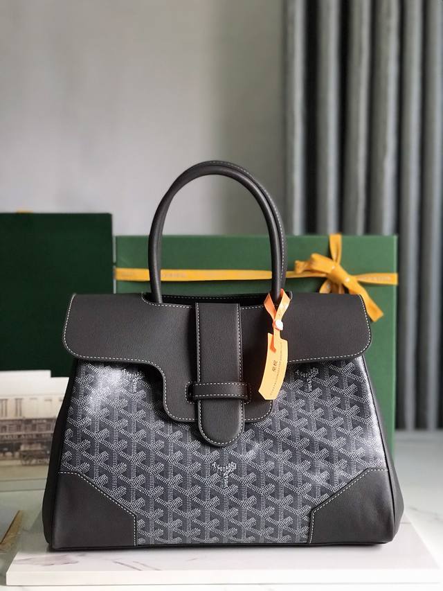 正品级 Goyard 西贡tote 这款西贡母包一出场就有bk的气场，整体更加大气优雅，同时又散发着独特且慵懒的魅力。两侧展开，内部容量很大，秉承着一贯的实用性