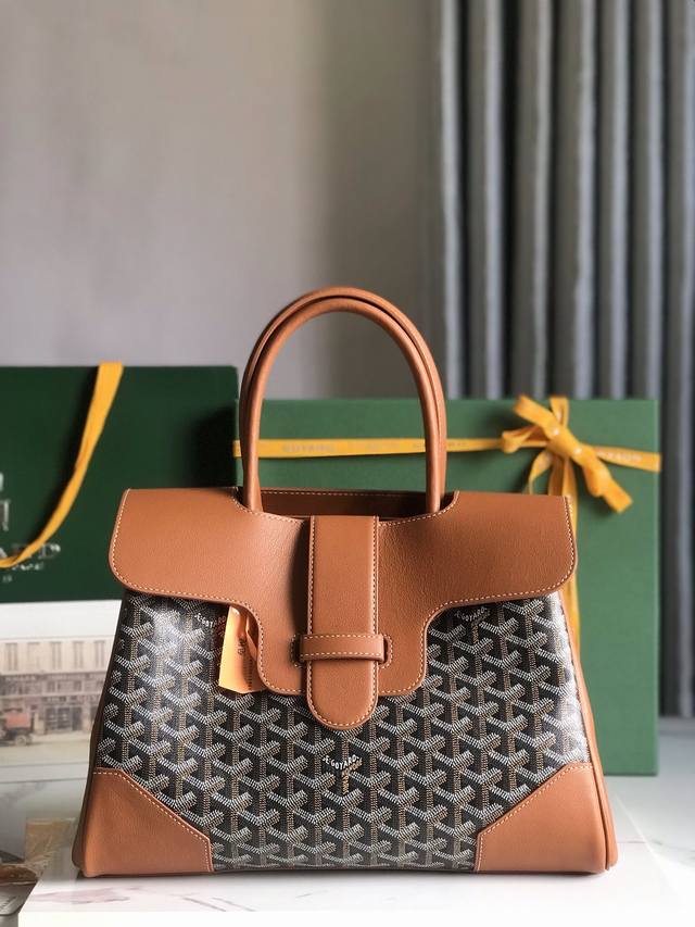 正品级 Goyard 西贡tote 这款西贡母包一出场就有bk的气场，整体更加大气优雅，同时又散发着独特且慵懒的魅力。两侧展开，内部容量很大，秉承着一贯的实用性