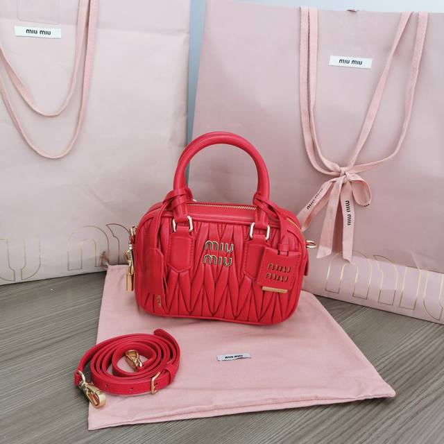 正品级 5Bb123：Miumiu新品too Pretty保龄球手袋，采用进口小羊皮经典品牌标志性matelasse纹理绣花，复古磨砂五金，保留了应有的俏皮感，