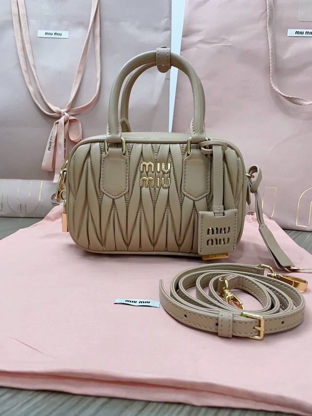 正品级 5Bb123：Miumiu新品too Pretty保龄球手袋，采用进口小羊皮经典品牌标志性matelasse纹理绣花，复古磨砂五金，保留了应有的俏皮感，