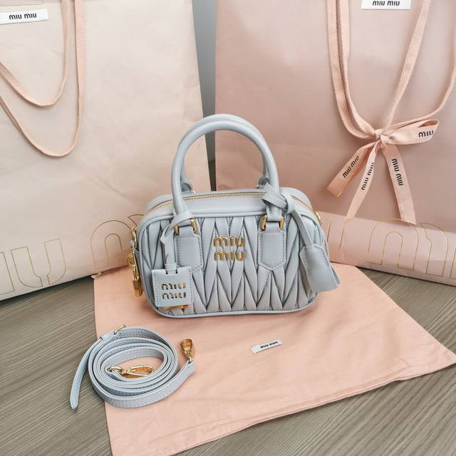 正品级 5Bb123：Miumiu新品too Pretty保龄球手袋，采用进口小羊皮经典品牌标志性matelasse纹理绣花，复古磨砂五金，保留了应有的俏皮感，