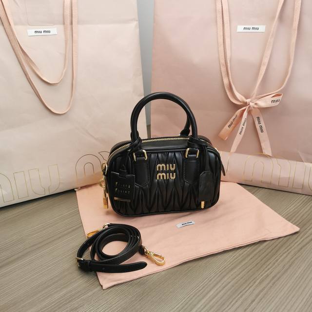 正品级 5Bb123：Miumiu新品too Pretty保龄球手袋，采用进口小羊皮经典品牌标志性matelasse纹理绣花，复古磨砂五金，保留了应有的俏皮感，