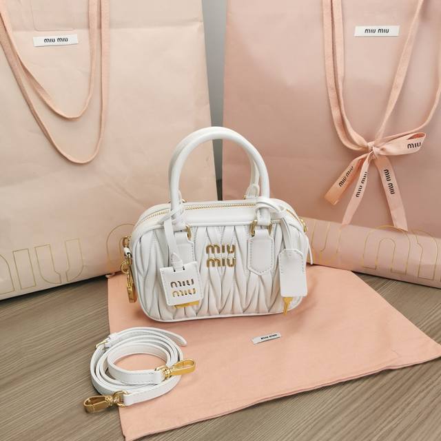 正品级 5Bb123：Miumiu新品too Pretty保龄球手袋，采用进口小羊皮经典品牌标志性matelasse纹理绣花，复古磨砂五金，保留了应有的俏皮感，