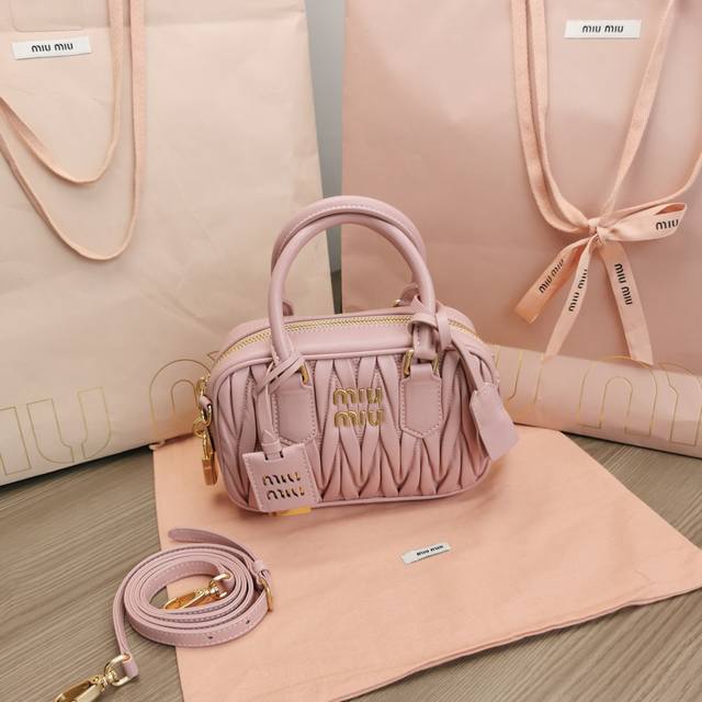 正品级 5Bb123：Miumiu新品too Pretty保龄球手袋，采用进口小羊皮经典品牌标志性matelasse纹理绣花，复古磨砂五金，保留了应有的俏皮感，