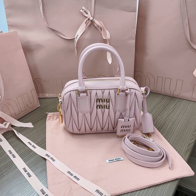 正品级 5Bb123：Miumiu新品too Pretty保龄球手袋，采用进口小羊皮经典品牌标志性matelasse纹理绣花，复古磨砂五金，保留了应有的俏皮感，