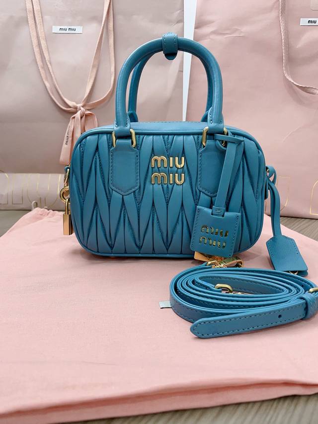 正品级 5Bb123：Miumiu新品too Pretty保龄球手袋，采用进口小羊皮经典品牌标志性matelasse纹理绣花，复古磨砂五金，保留了应有的俏皮感，