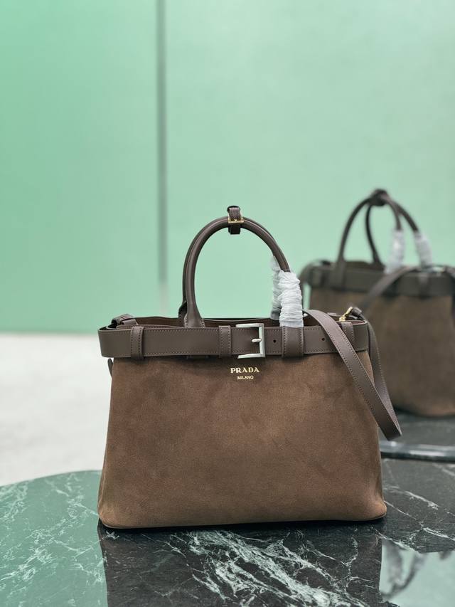 正品级 绒面束带手提包 中号 2024全新doublebag中号购物袋double系列进口鹿纹牛皮，内里配全羊皮 优雅简洁的包身设计正面印花字母logo 标识手