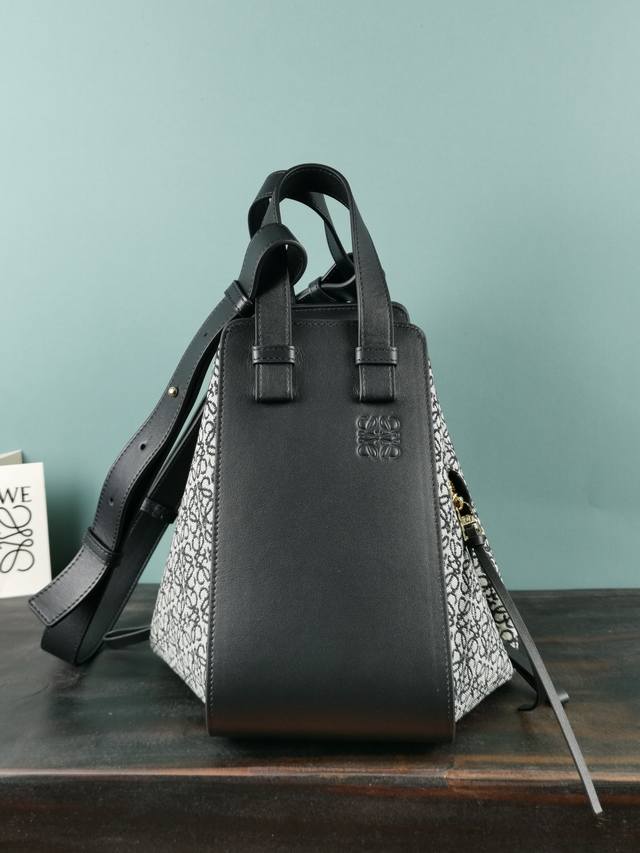 原厂皮 Loewe 专柜最新hammock Bag Anagram 吊床包小号以优雅和流线的外观著称不仅时髦还非常具有实用精神 有肩背、斜背以及手挽等至少6种不