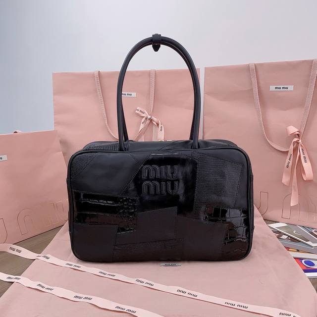 正品级 5Bb117：Miumiu新品拼接公文包，重手工制作，采用多种皮质拼接而成，大胆创新的设计完美诠释了miu不拘一格，潇洒随意包容的人生态度，这款包包很酷