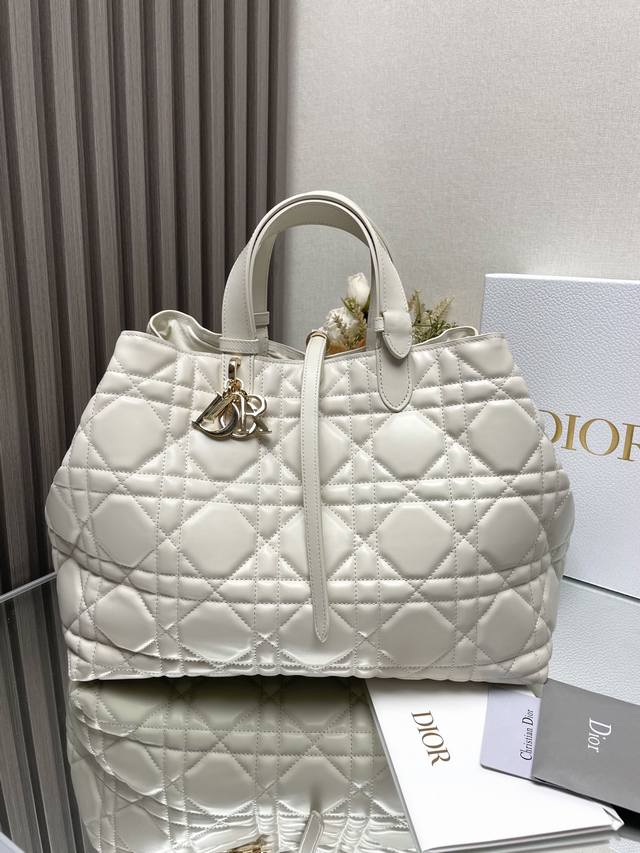 正品级 ，高版本 Dior Toujours手袋〔白色大号〕 这款 Dior Toujours 手袋于二零二三春夏系列发布秀精彩亮相，休闲实用的设计别具一格。采