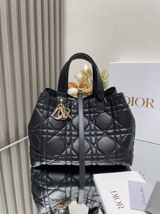 正品级 ，高版本 Dior Toujours 手袋〔黑色中号〕 这款dior Toujours 手袋于二零二三春夏系列发布秀精彩亮相,休闲实用的设计别具一格.采