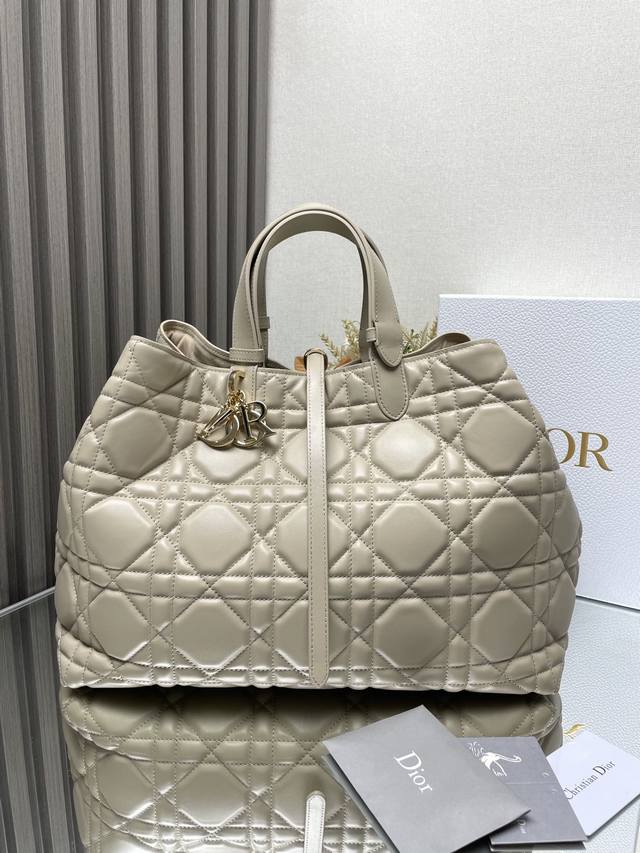 正品级 ，高版本 Dior Toujours手袋〔杏色大号〕 这款 Dior Toujours 手袋于二零二三春夏系列发布秀精彩亮相，休闲实用的设计别具一格。采