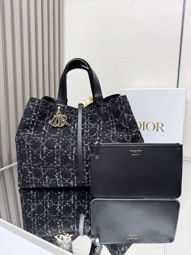 正品级 ，高版本 Dior Toujours 手袋〔粗花黑布配皮大号〕 这款 Dior Toujours 手袋于二零二四春夏系列发布秀精彩亮相，休闲实用的设计别