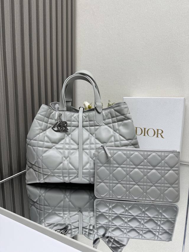 正品级 ，高版本 Dior Toujours手袋〔云雾灰大号〕 这款 Dior Toujours 手袋于二零二三春夏系列发布秀精彩亮相，休闲实用的设计别具一格。