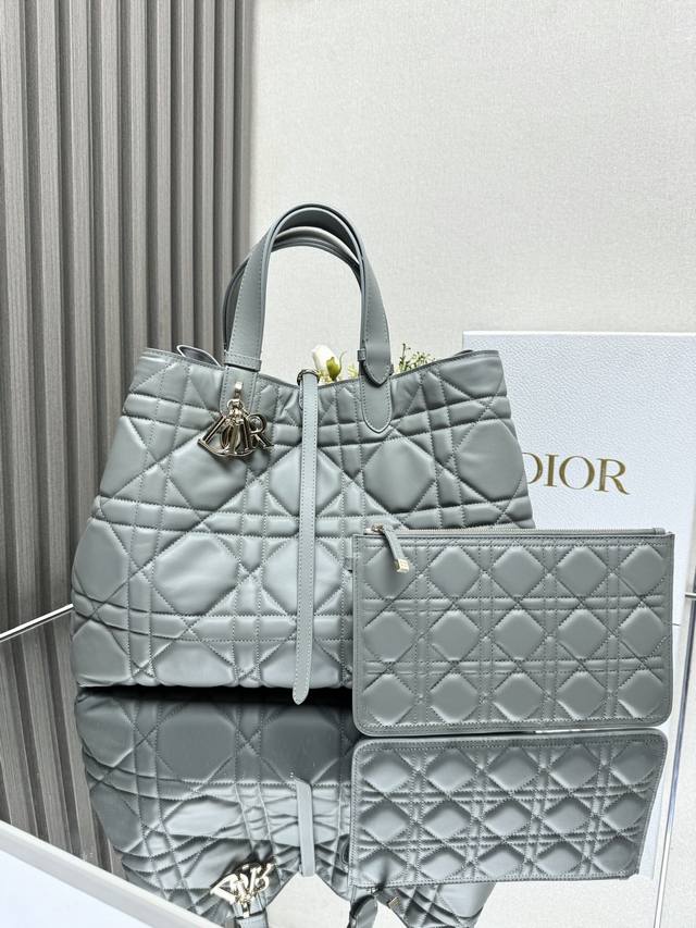 正品级 ，高版本 Dior Toujours手袋〔岩石灰大号〕 这款 Dior Toujours 手袋于二零二三春夏系列发布秀精彩亮相，休闲实用的设计别具一格。