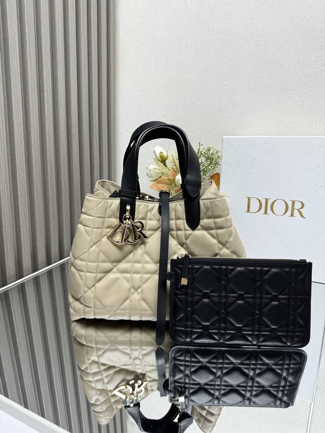 正品级 ，高版本 Dior Toujours 手袋〔中号杏色配黑色〕 这款dior Toujours 手袋于二零二三春夏系列发布秀精彩亮相,休闲实用的设计别具一