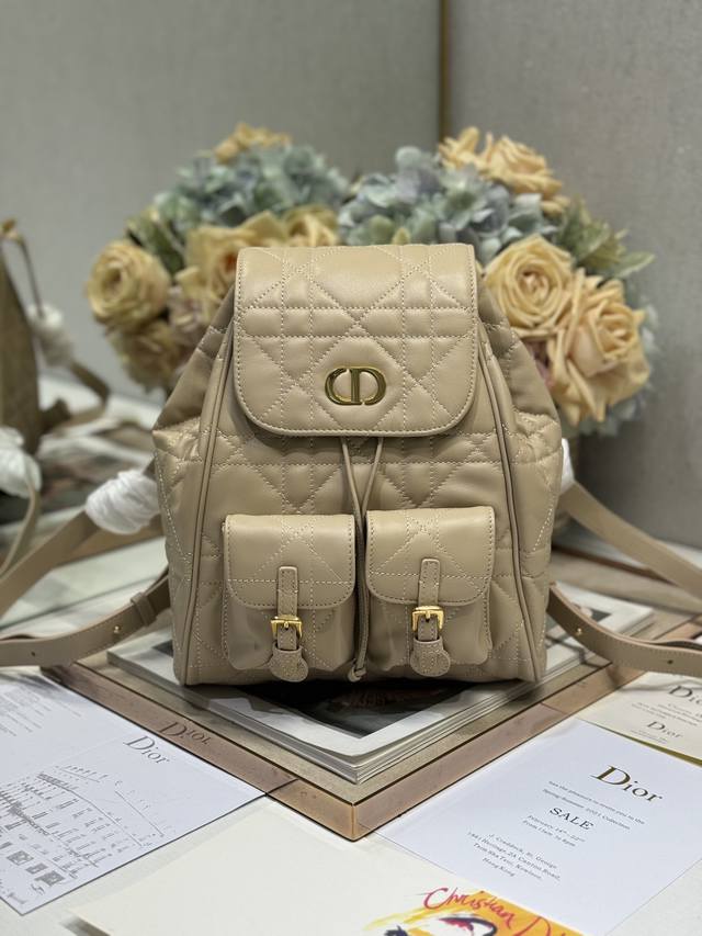 正品级 中号 Dior Caro 双肩背包 杏色 这款 Dior Caro 双肩背包是二零二五早春成衣系列新品，彰显时尚优雅风范。采用杏色羊皮革等材质精心制作，