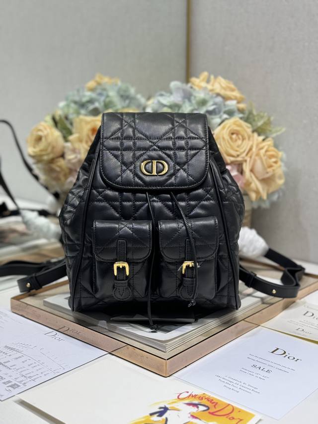 正品级 中号 Dior Caro 双肩背包 黑色 这款 Dior Caro 双肩背包是二零二五早春成衣系列新品，彰显时尚优雅风范。采用黑色羊皮革等材质精心制作，