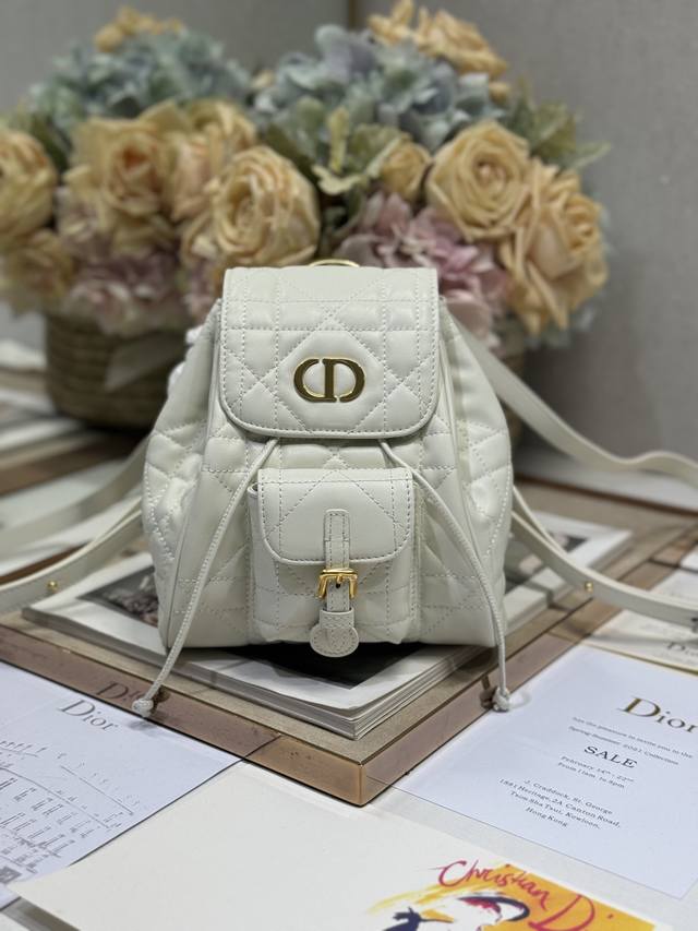 正品级 小号 Dior Caro 双肩背包 白色 这款 Dior Caro 双肩背包是二零二五早春成衣系列新品，彰显时尚优雅风范。采用白色羊皮革等材质精心制作，