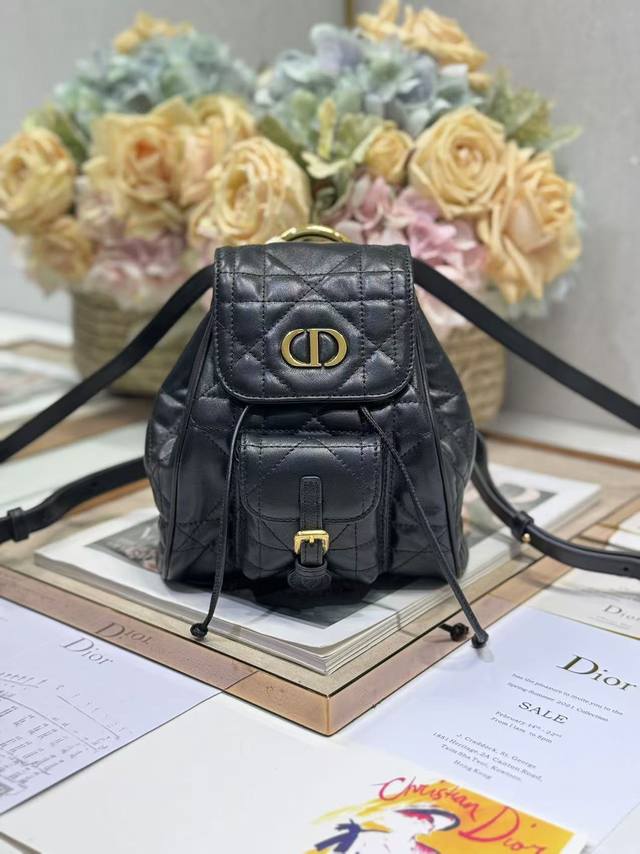 正品级 小号 Dior Caro 双肩背包 黑色 这款 Dior Caro 双肩背包是二零二五早春成衣系列新品，彰显时尚优雅风范。采用黑色羊皮革等材质精心制作，