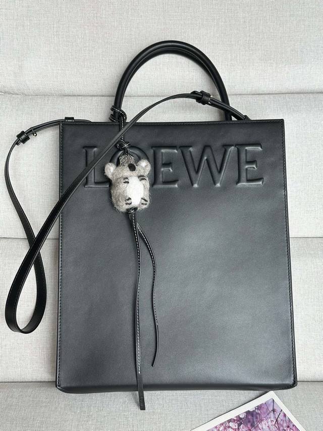 正品级 新品 油亮牛皮革 Loewe Standard A4 Tote 手袋 28-7.5-36Cm Loewe Standard Tote 是一款实用的手袋，