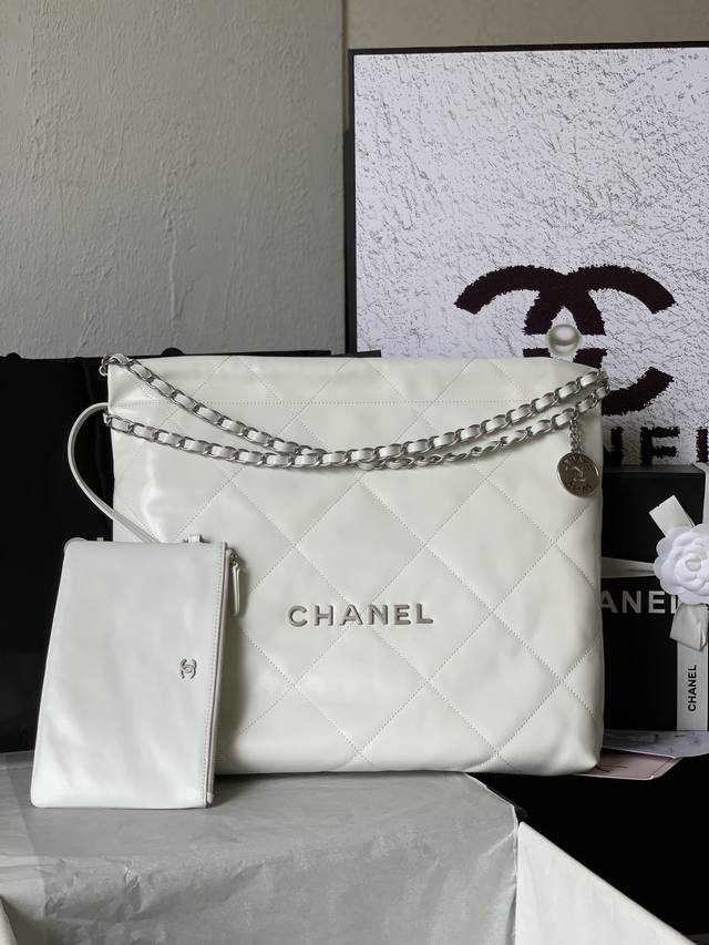 As3261# Chanel 爆款 油蜡皮 小胎牛皮 索口购物袋 独家实拍香奈儿链条包 单肩包，秋冬走秀款柔软舒适，品质质量超赞 喜欢的美美抓紧自留啦 搭配冬装