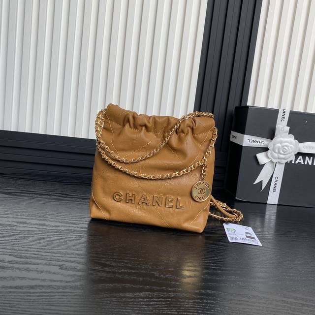 Chane124K 颗粒22Bag 慵懒氛围感拉满 As3980 设计融合了时尚与现代元素 展现出别样的可爱和时髦啦~ 只是看着就感受到活力四射啦~ 金属配皮l