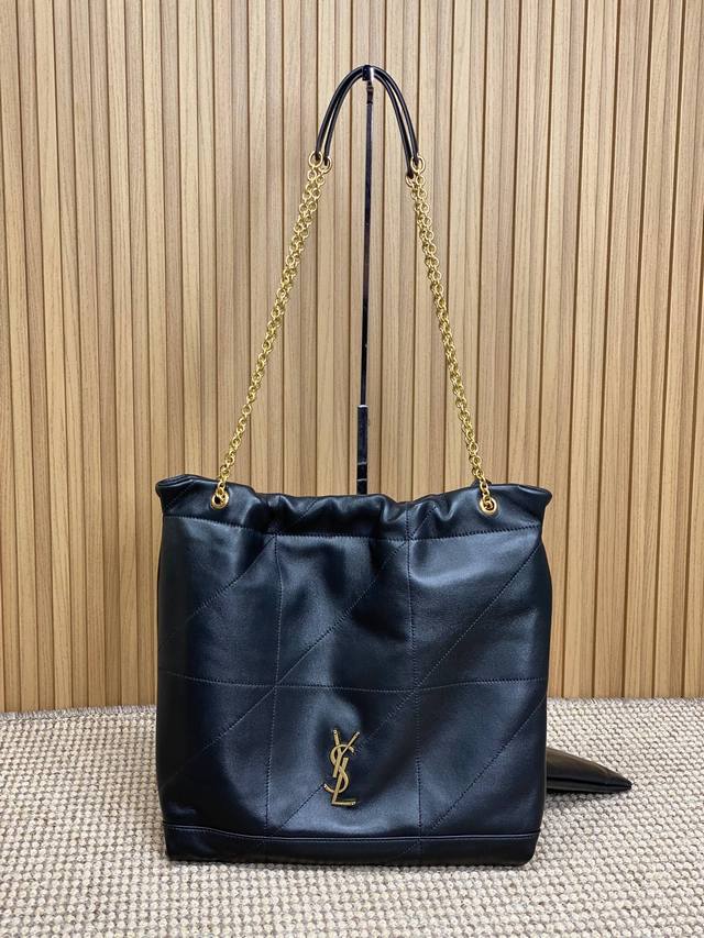 Ysl Jamie新款 慵懒松弛感拉满，精致的ysl Logo 高级的羊皮质感 超高工艺的对格绗缝，容量也是很实用 出门完全够 太爱了。尺寸：39X33X2Cm