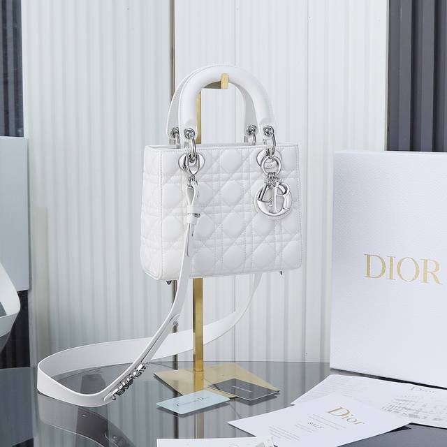 原厂皮 Lady Dior 四格白色银扣，经典款戴妃包手袋集中体现了 Dior 对典雅和美丽的深刻洞见。精心制作，以藤格纹缉面线打造醒目的绗缝细节，高雅经典的设