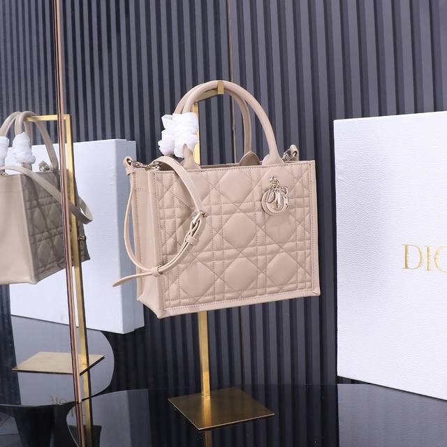 原厂级别 杏色dior新款tote 肩带 这款 Dior 手袋是 Dior 全新推出的主打单品，于二零二三秋冬成衣系列发布秀精彩亮相，彰显现代优雅的实用设计。采