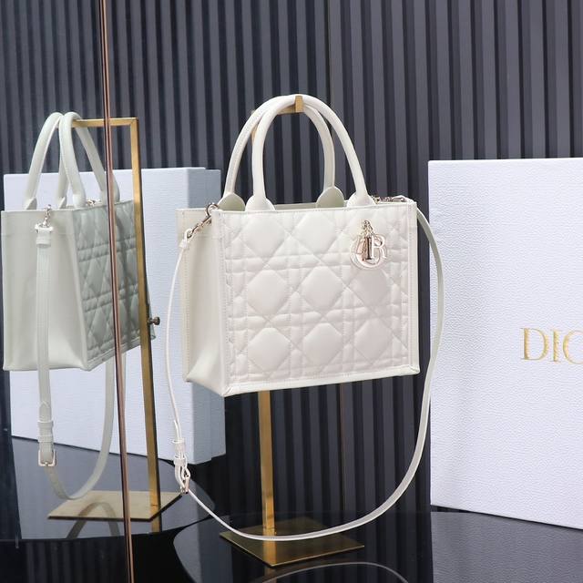 原厂级别 白色dior新款tote 肩带 这款 Dior 手袋是 Dior 全新推出的主打单品，于二零二三秋冬成衣系列发布秀精彩亮相，彰显现代优雅的实用设计。采