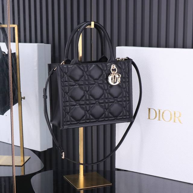 原厂级别 黑色dior新款tote 肩带 这款 Dior 手袋是 Dior 全新推出的主打单品，于二零二三秋冬成衣系列发布秀精彩亮相，彰显现代优雅的实用设计。采