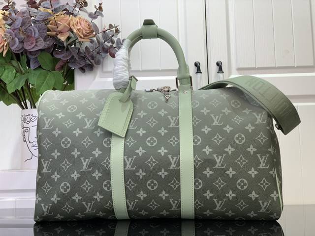 顶级原单 特惠 Sac Keepall Bandoulière 45 M11718 渐变绿花 这款keepall单肩包45由monogram渐变帆布制成，其mo