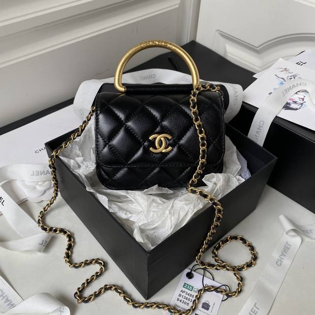 Chanel 23B金属手环翻盖手机包 亮面羊皮一色泽质感满分 五金非常有vintage的味道 能放下14Promax或者粉饼口红卡包钥匙 可手提可斜跨可单肩非