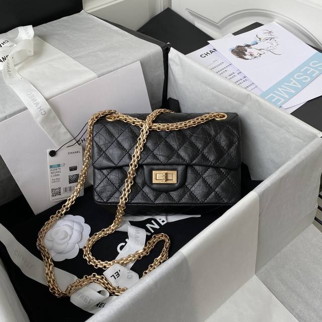 Zp级别as0874Chanel。Reissue 永恒经典 秋冬季官方最新原厂进口胎牛 皮质细腻柔软舒适 媲美专柜。是一款配有金属链条的双层翻盖可闭合方形包。它