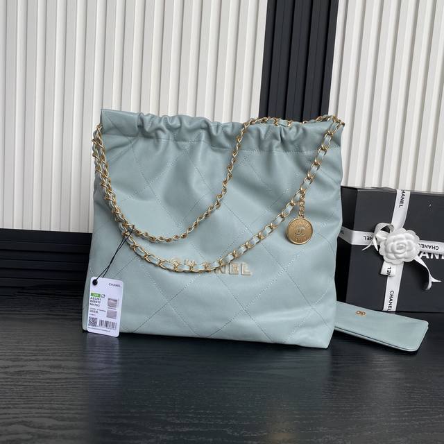 Chane124K 颗粒22Bag 慵懒氛围感拉满 As3261 设计融合了时尚与现代元素 展现出别样的可爱和时髦啦~ 只是看着就感受到活力四射啦~ 金属配皮l