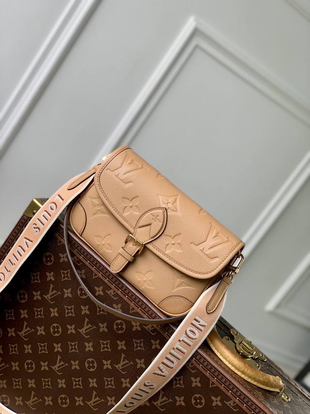 M11817 特惠 本款 Diane 手袋为 Monogram Empreinte 皮革搭配莹泽金属件和撞色织物肩带，成就摩登都市衣橱佳选。充裕空间方便容纳化妆