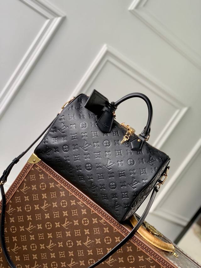 M47186 特惠 本款 Speedy Soft 30 手袋焕新 Speedy 手袋的经典设计，以 Monogram Empreinte 皮革和绒面牛皮革内衬塑