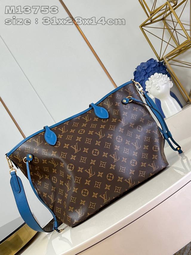 出厂价 海外顶级原单 M13753蓝 本款 双面可用 Neverfull 中号托特包为柔软 Monogram 帆布勾勒牛皮革饰边，于宽敞构型融入缤纷织物内衬。两