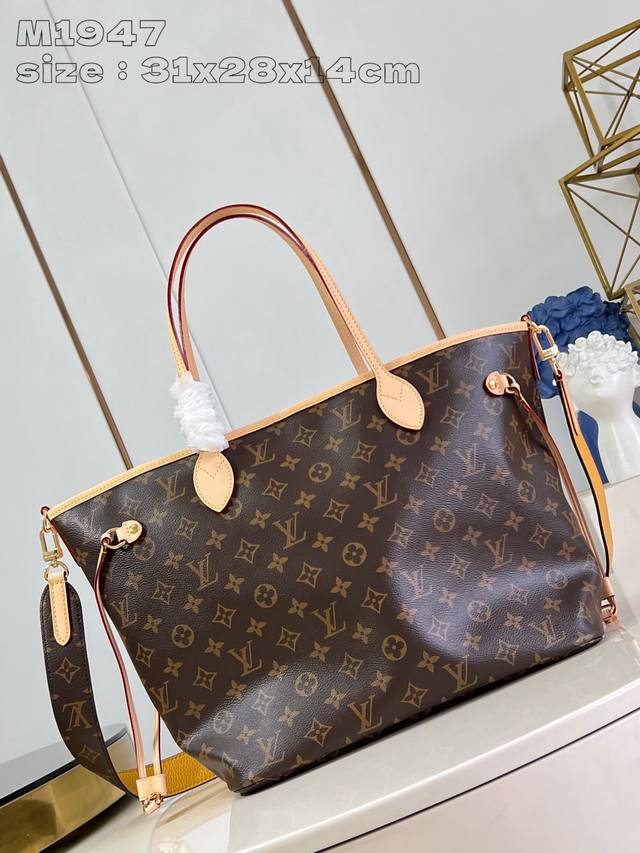 出厂价 海外顶级原单 M11947黄 本款 双面可用 Neverfull 中号托特包为柔软 Monogram 帆布勾勒牛皮革饰边，于宽敞构型融入缤纷织物内衬。两